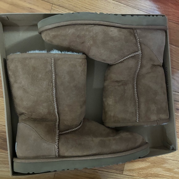Like New Ugg Classic Short Boots - Picture 7 of 7